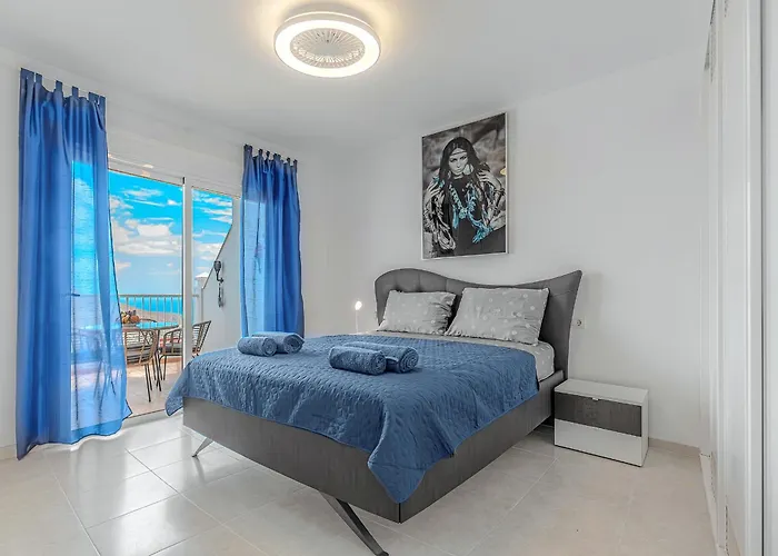 Апартаменты Blue With One Bedroom, Wifi And Amazing View