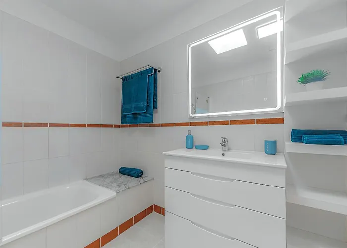 Blue With One Bedroom, Wifi And Amazing View *